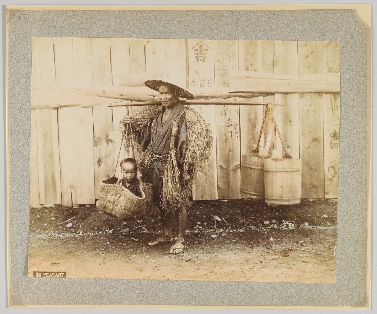 Talonpoika, Japani (käsinvärinen mustavalkokuva) tekijältä Japanese Photographer