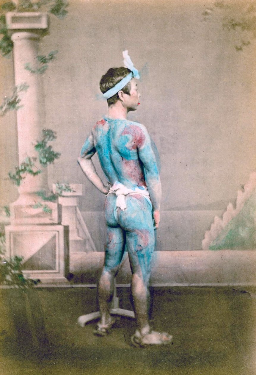 Muotokuva sulhasesta perinteisillä japanilaisilla Irezumi-tatuoinneilla, n. 1882 (käsinvärinen albumikuva) tekijältä Japanese Photographer