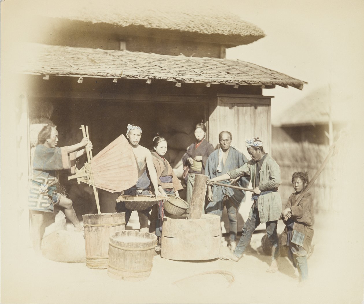 Riisin kuoriminen Japanissa (käsinvärinen mustavalkokuva) tekijältä Japanese Photographer