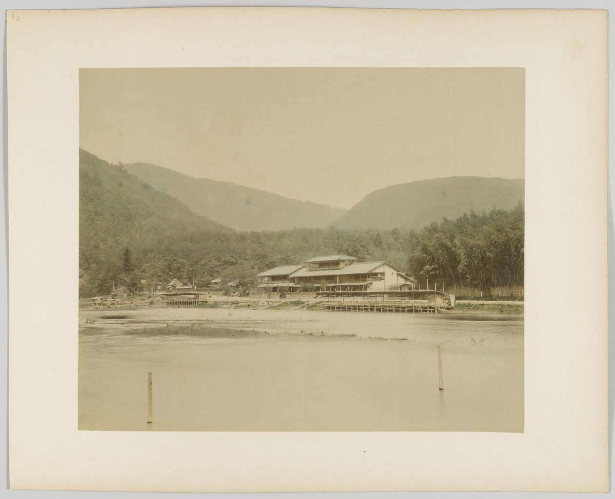 Jokimaisema, Japani (käsinvärinen mustavalkokuva) tekijältä Japanese Photographer