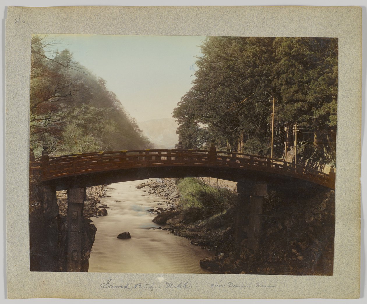 Pyhä silta Daiya Rverin yli, Nikko, Japani (käsinvärinen mustavalkokuva) tekijältä Japanese Photographer