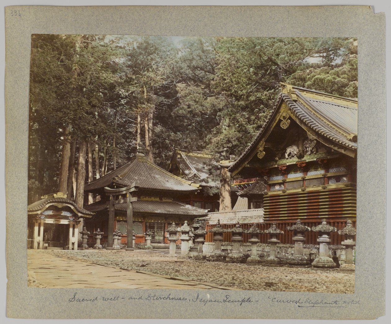 Pyhä kaivo ja varastot, Tōshō-gū, Nikko, Japani (käsinvärinen mustavalkokuva) tekijältä Japanese Photographer