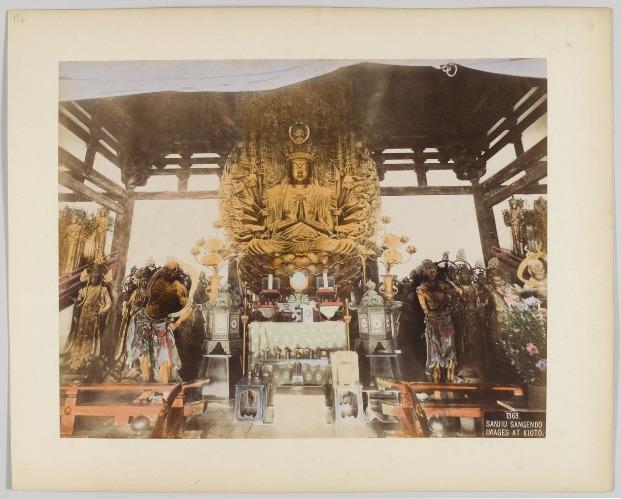 Sanjiu Sangendo -kuvat Kiotossa, Japanissa (käsin värjätty mustavalkokuva) tekijältä Japanese Photographer