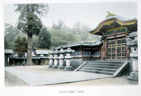 Shiba-temppeli, Tokio, n. 1880 (käsinvärjätty albumiprintti kortissa) tekijältä Japanese Photographer
