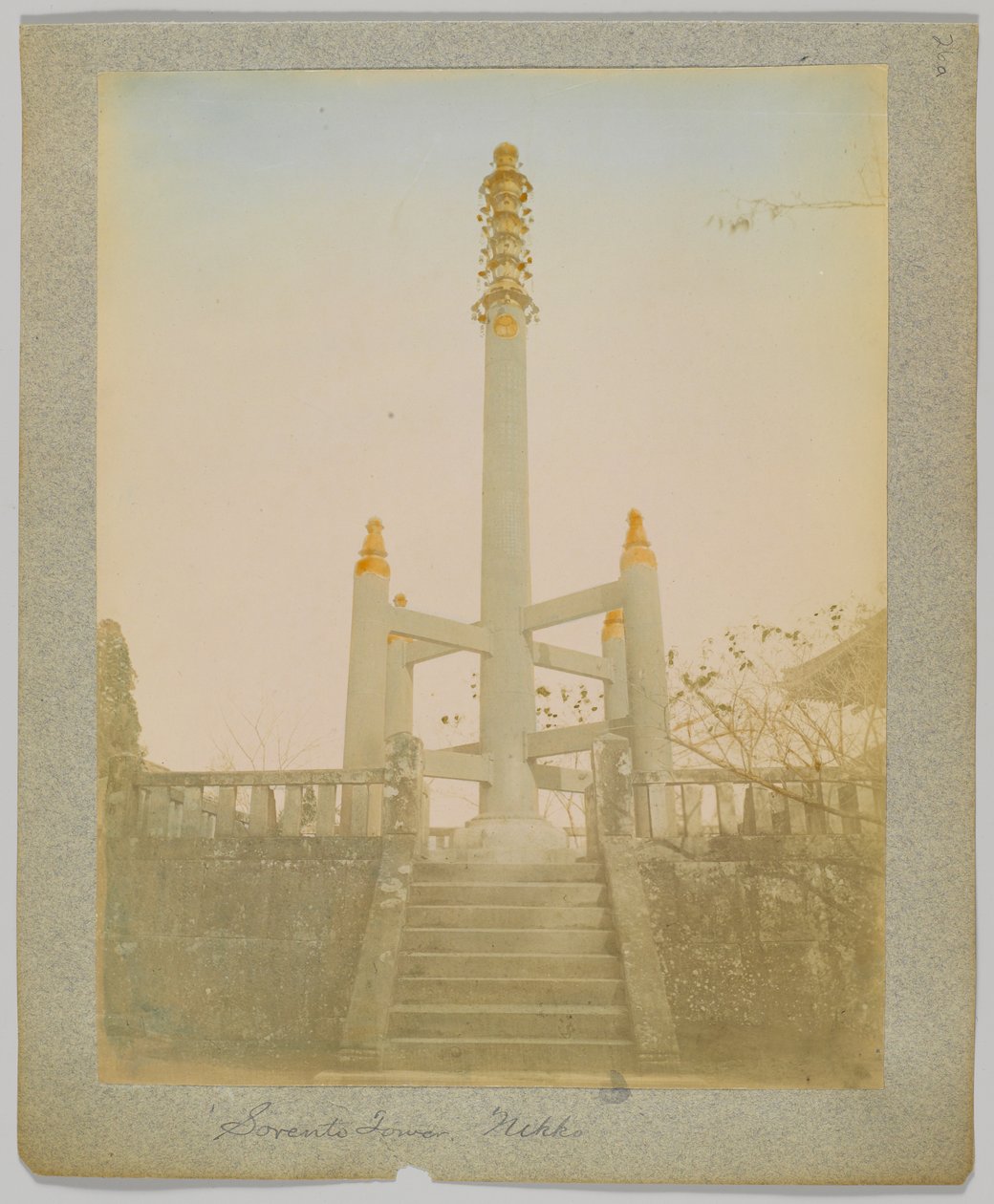 Sorento Tower, Nikko, Japani (käsinvärinen mustavalkokuva) tekijältä Japanese Photographer