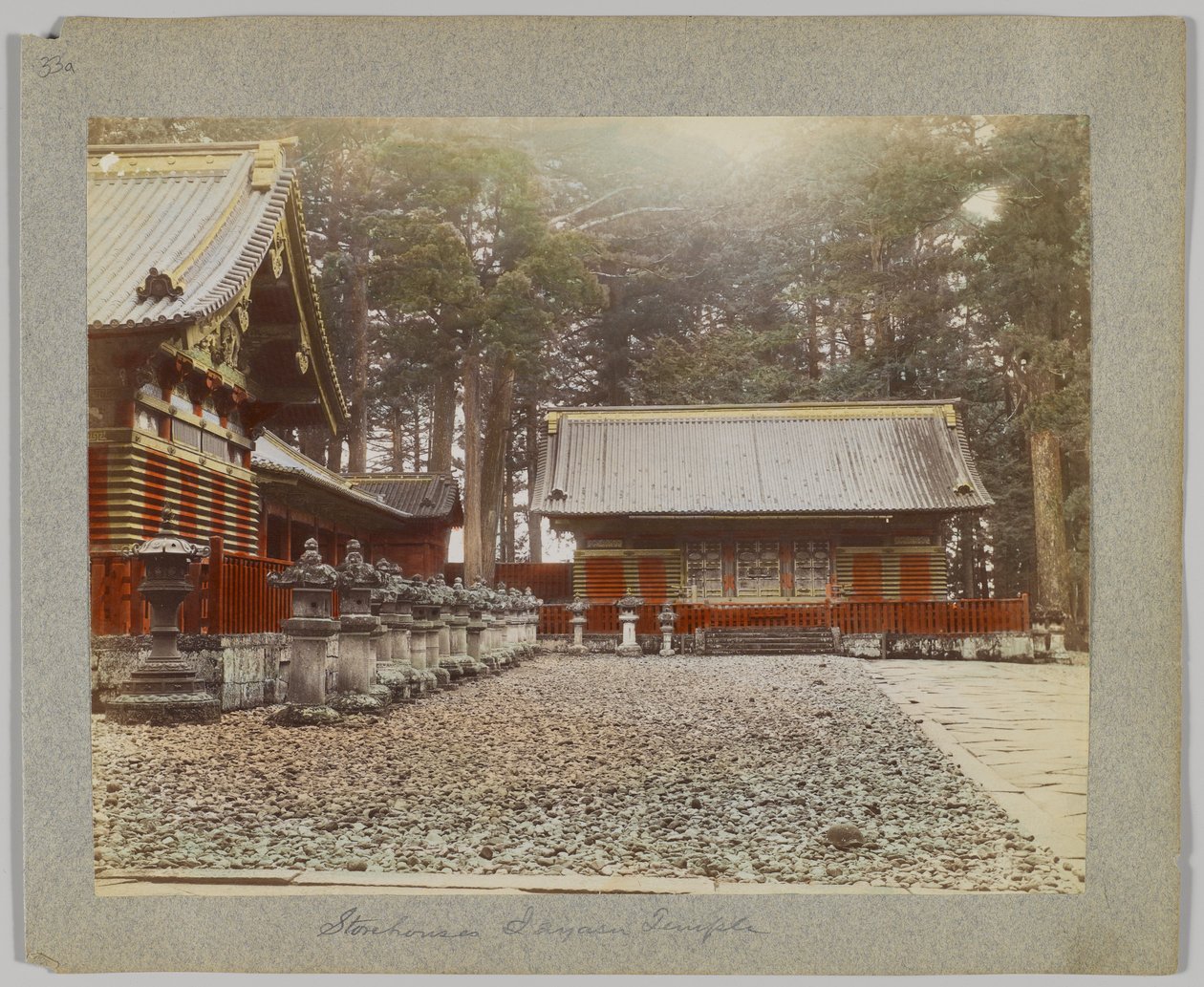 Kauppatalot Tōshō-gūssa, Nikossa, Japanissa (käsinvärinen mustavalkokuva) tekijältä Japanese Photographer