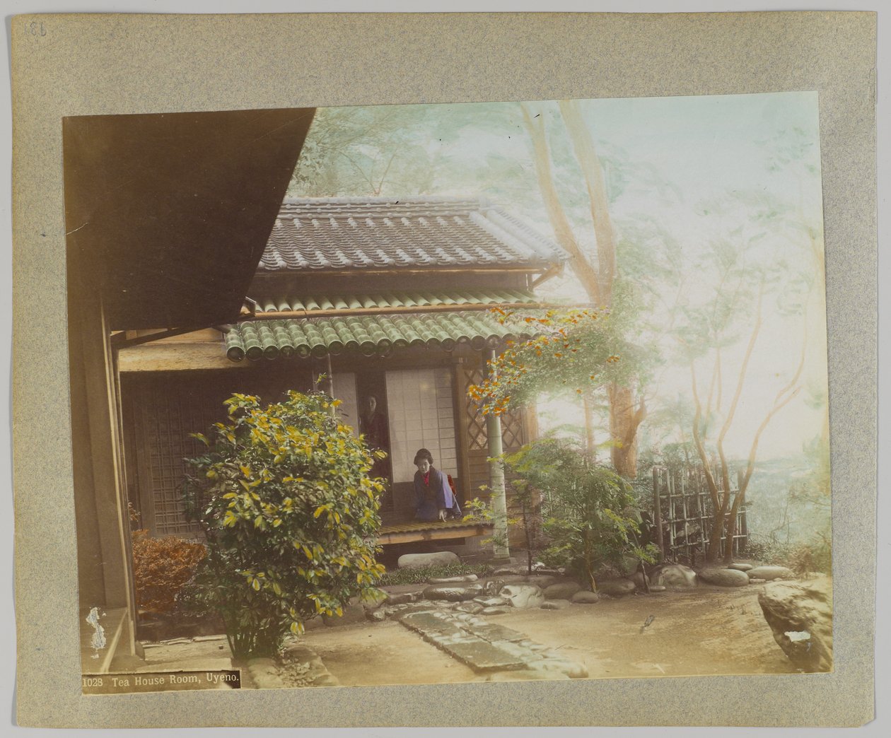 Tea House, Uyeno, Tokio, Japani (käsinvärinen mustavalkokuva) tekijältä Japanese Photographer