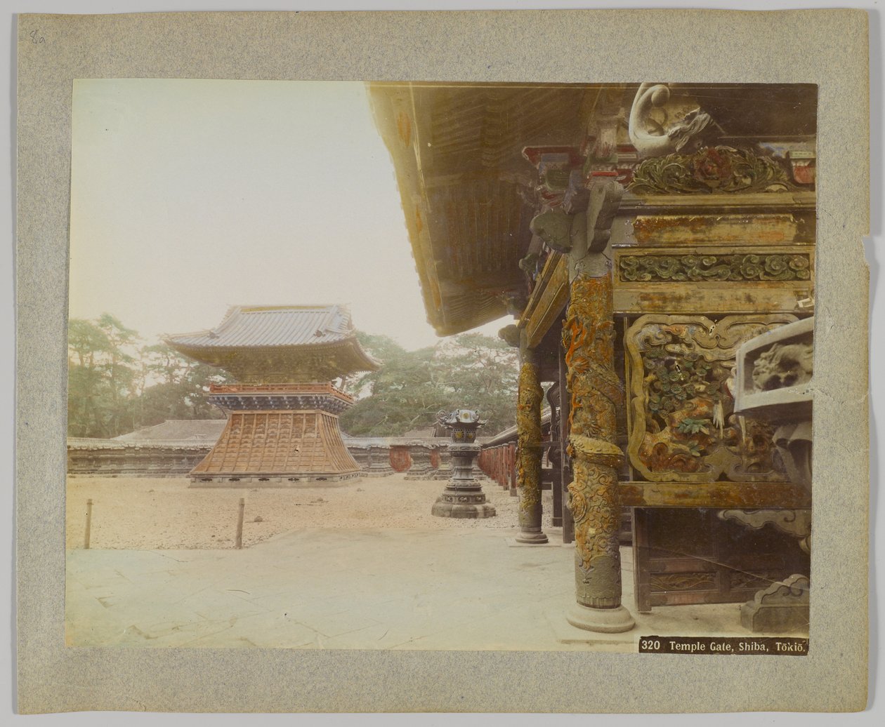 Temple Gate, Shiba Park, Tokio, Japani (käsinvärinen mustavalkokuva) tekijältä Japanese Photographer
