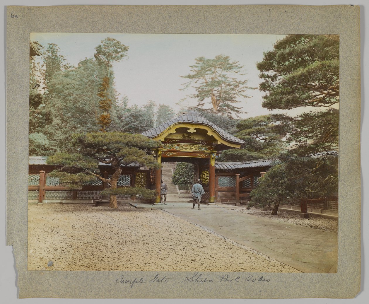 Temple Gate, Shiba Park, Tokio, Japani (käsinvärinen mustavalkokuva) tekijältä Japanese Photographer