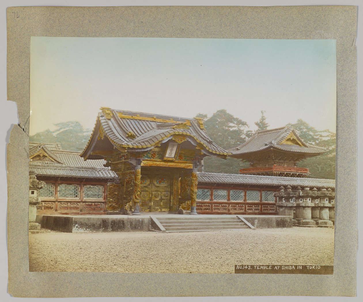 Temppeli Shiba Parkissa, Tokio, Japani (käsinvärinen mustavalkokuva) tekijältä Japanese Photographer
