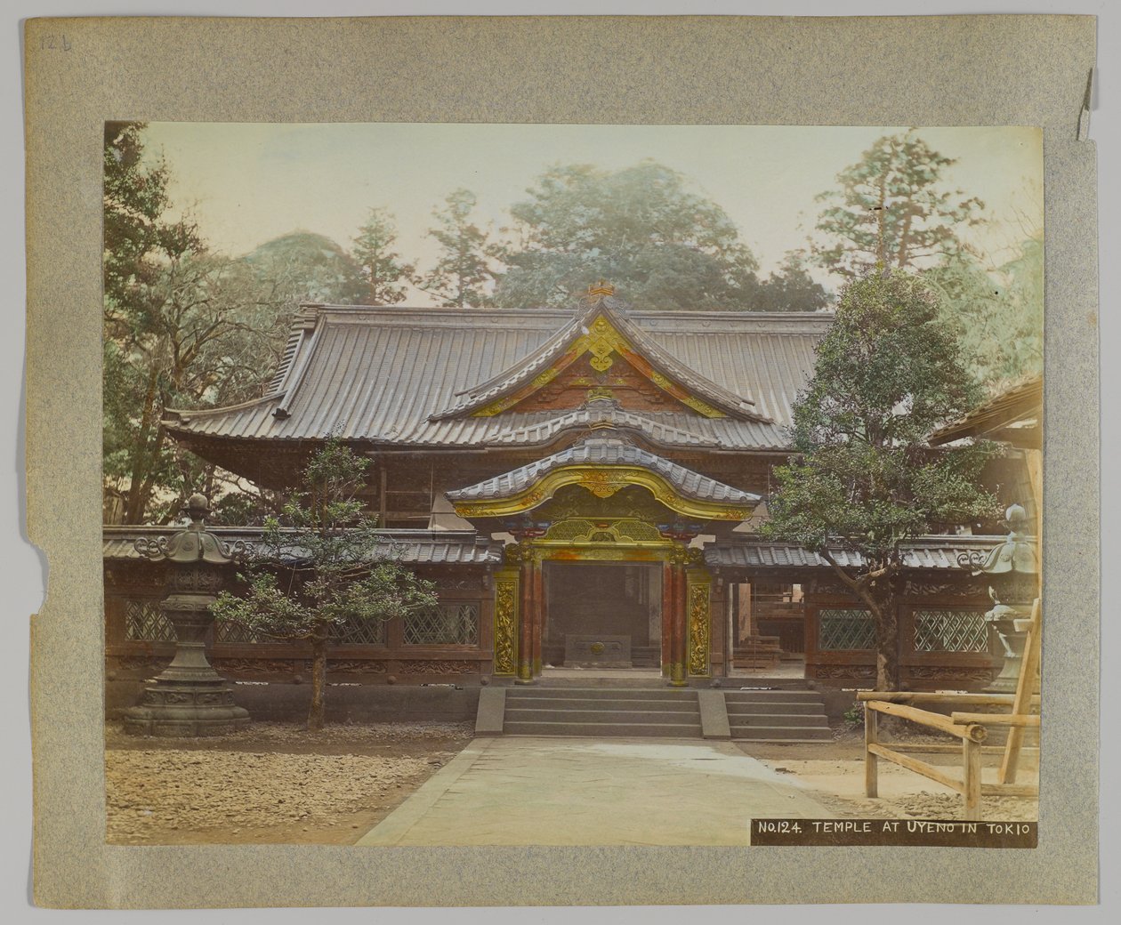 Temppeli Uyenossa, Tokiossa, Japanissa (käsinvärinen mustavalkokuva) tekijältä Japanese Photographer