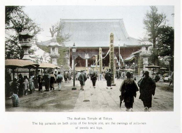 Asakusa-temppeli Tokiossa, n. 1880 (käsinvärjätty albumiprintti kortissa) tekijältä Japanese Photographer