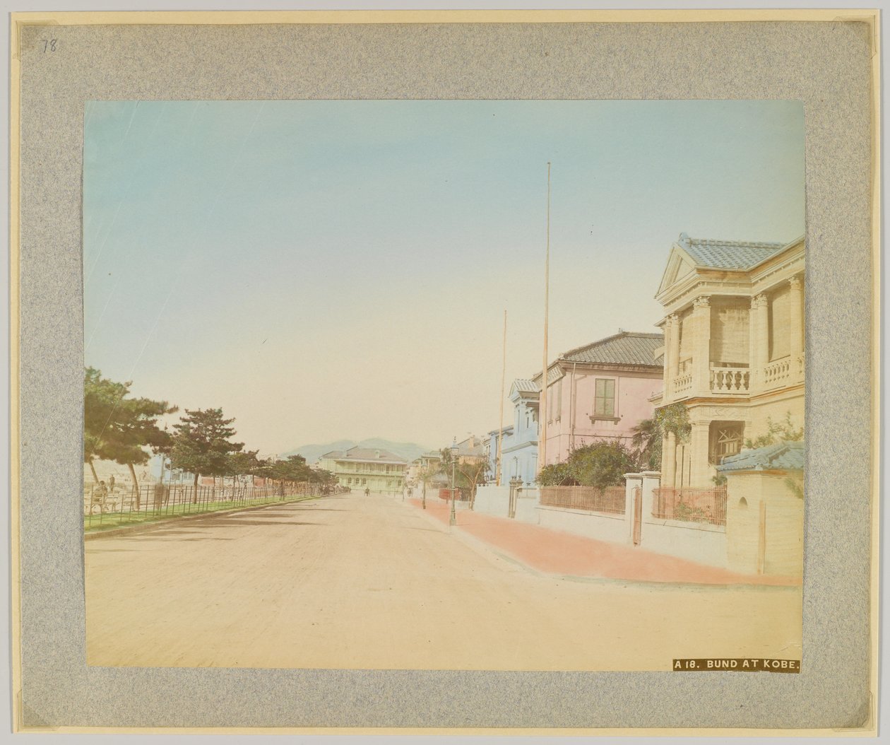 The Bund, Kobe, Japani (käsinvärinen mustavalkokuva) tekijältä Japanese Photographer