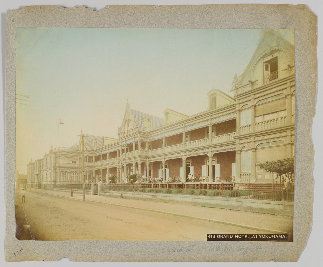 Grand Hotel Yokohamassa, Japanissa (käsinvärinen mustavalkokuva) tekijältä Japanese Photographer