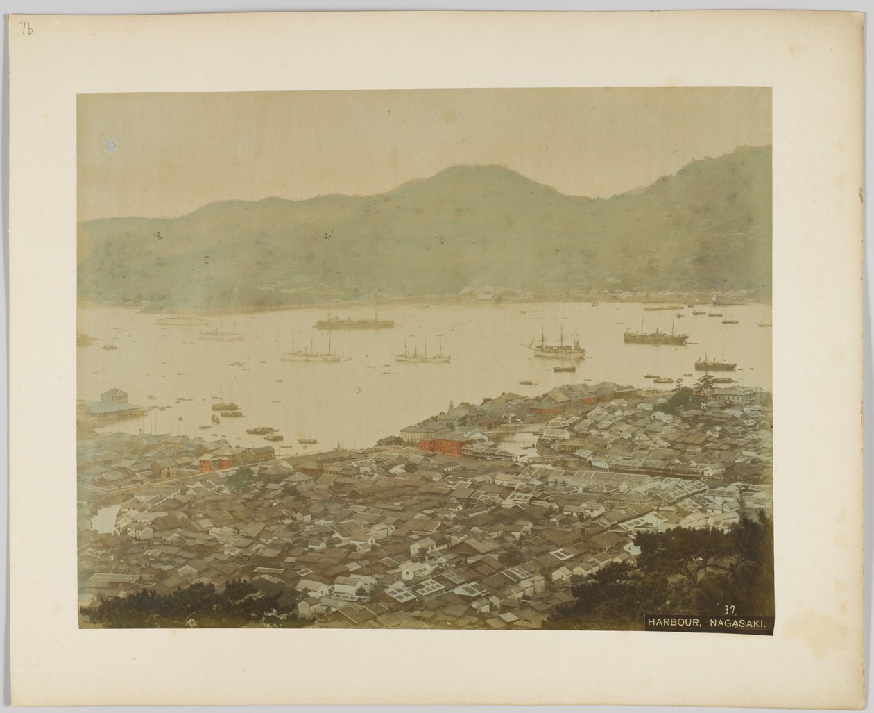 Satama Nagasakissa, Japanissa (käsinvärinen mustavalkokuva) tekijältä Japanese Photographer