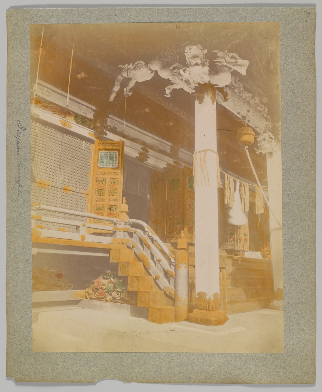 Tōshō-gū, Nikko, Japani (käsinvärinen mustavalkokuva) tekijältä Japanese Photographer
