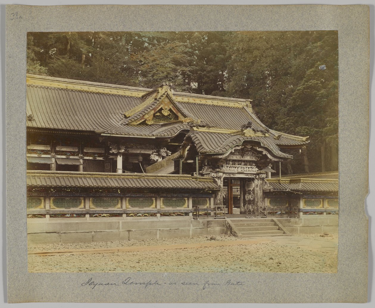 Tōshō-gū portista nähtynä, Nikko, Japani (käsinvärinen mustavalkokuva) tekijältä Japanese Photographer