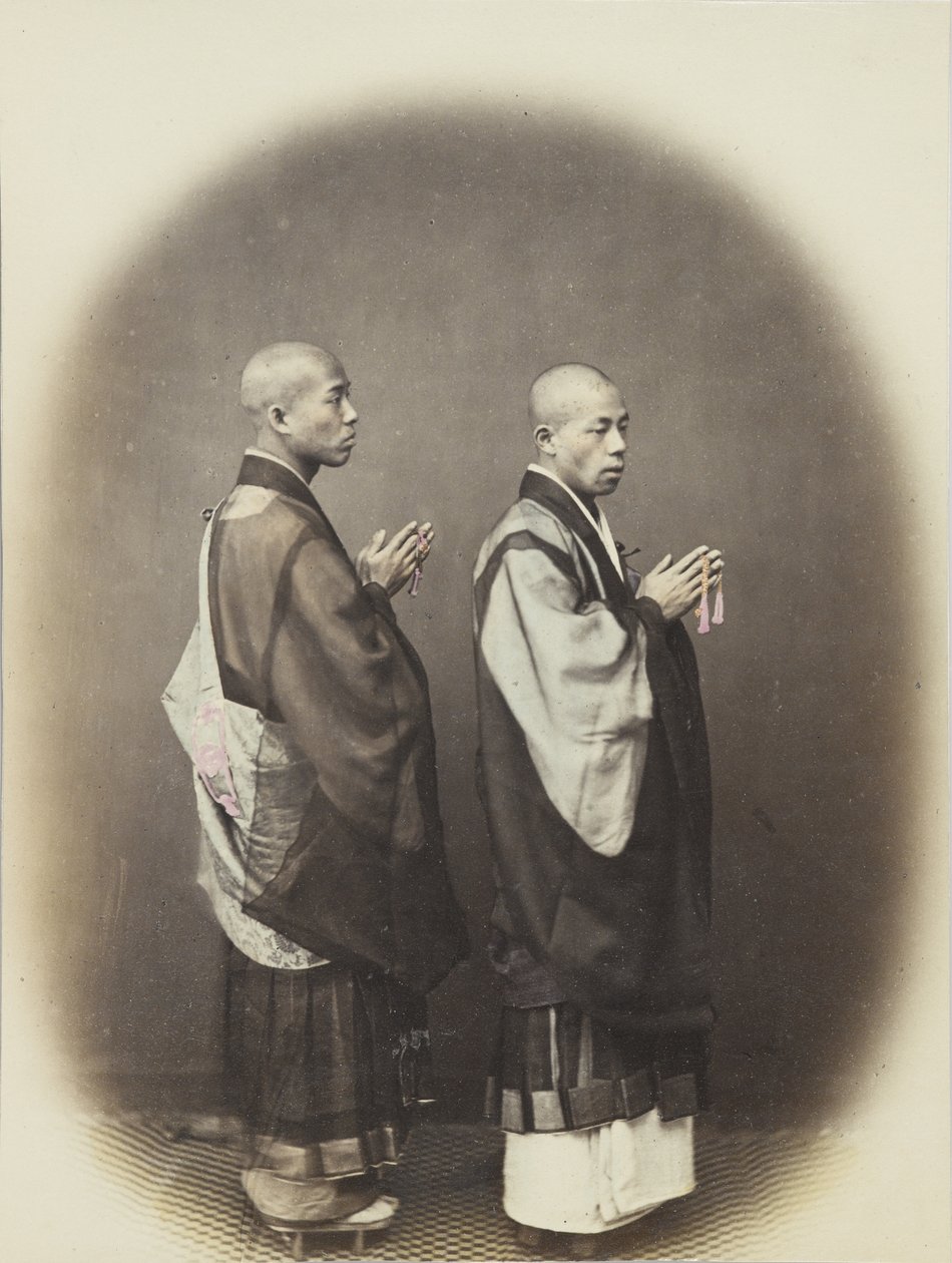 Kaksi japanilaista miestä perinteisessä mekossa (käsinvärinen mustavalkokuva) tekijältä Japanese Photographer