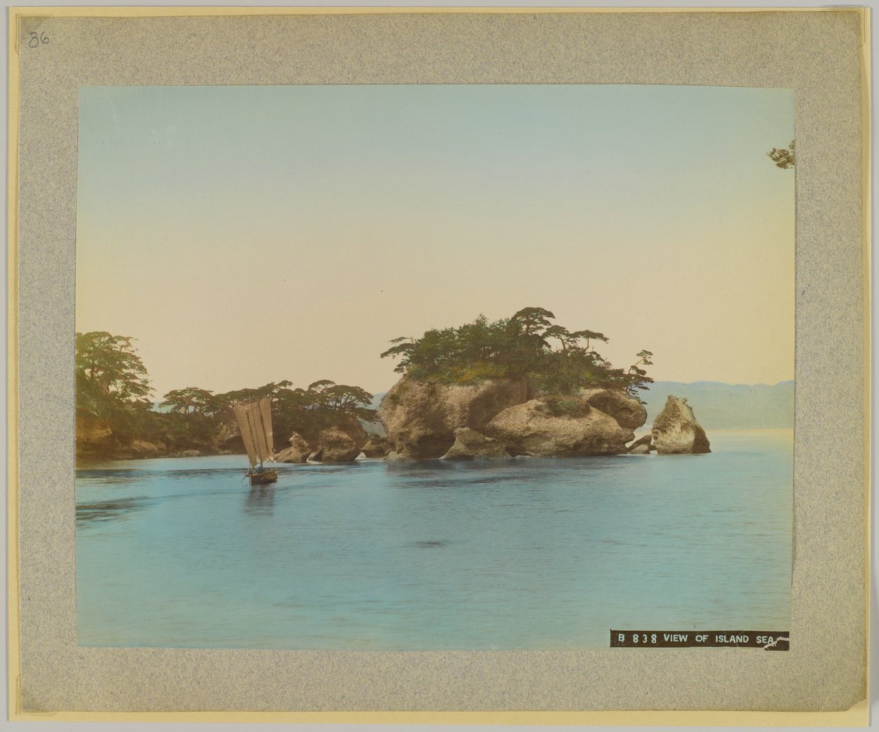 Näkymä saarille, Japani (käsinvärinen mustavalkokuva) tekijältä Japanese Photographer