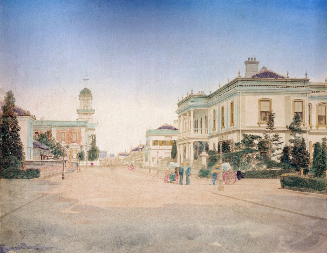 Näkymä Yokohaman kaupungin pääkadulle, n. 1890 (käsin väritetty valokuva) tekijältä Japanese Photographer