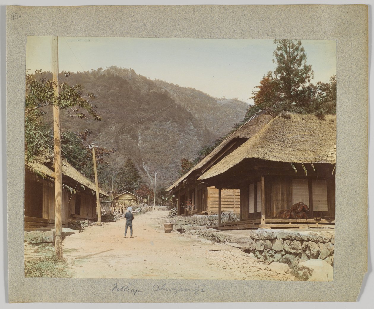 Chuzenjin kylä, Nikko, Japani (käsinvärinen mustavalkokuva) tekijältä Japanese Photographer