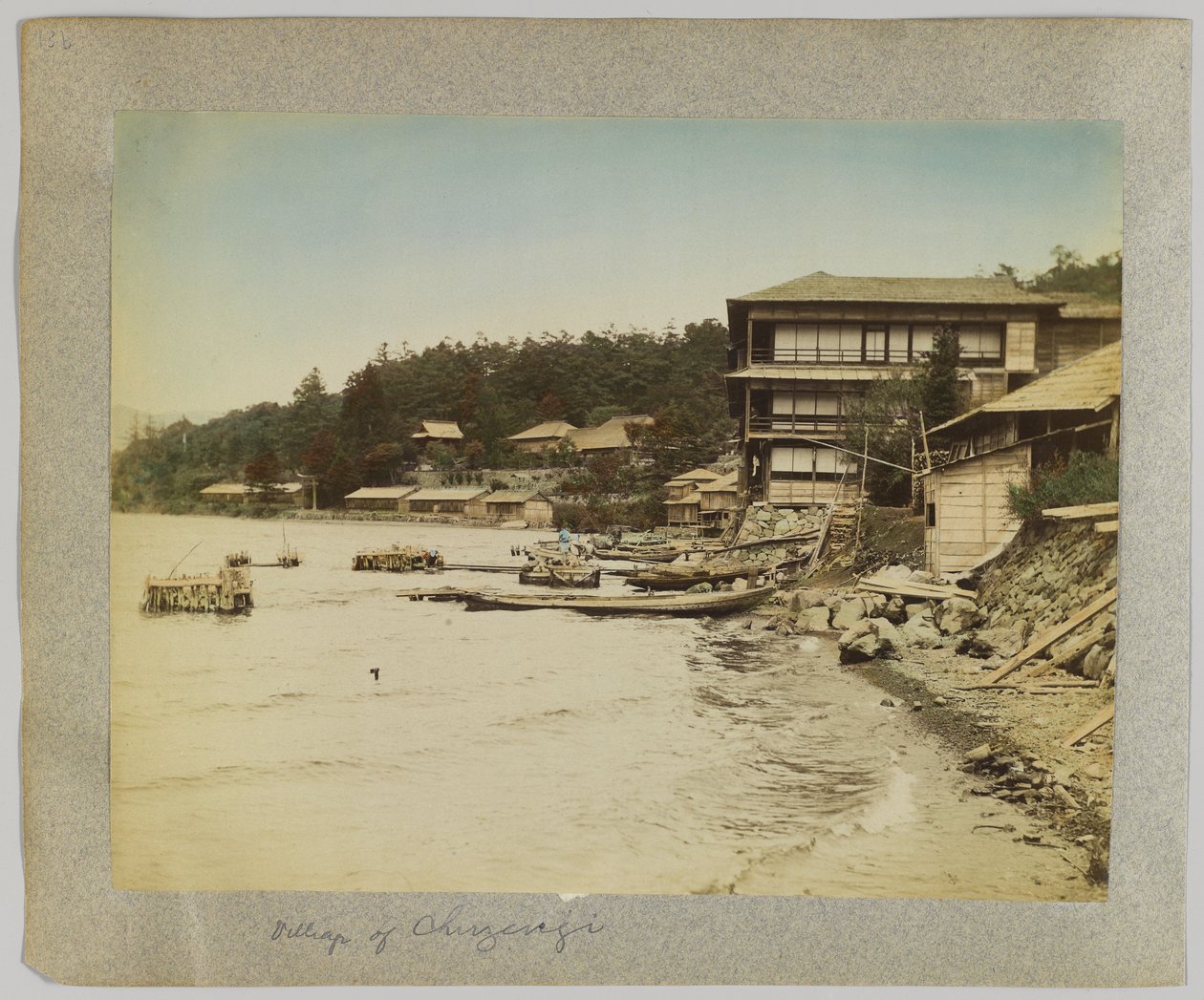 Chuzenjin kylä, Nikko, Japani (käsinvärinen mustavalkokuva) tekijältä Japanese Photographer