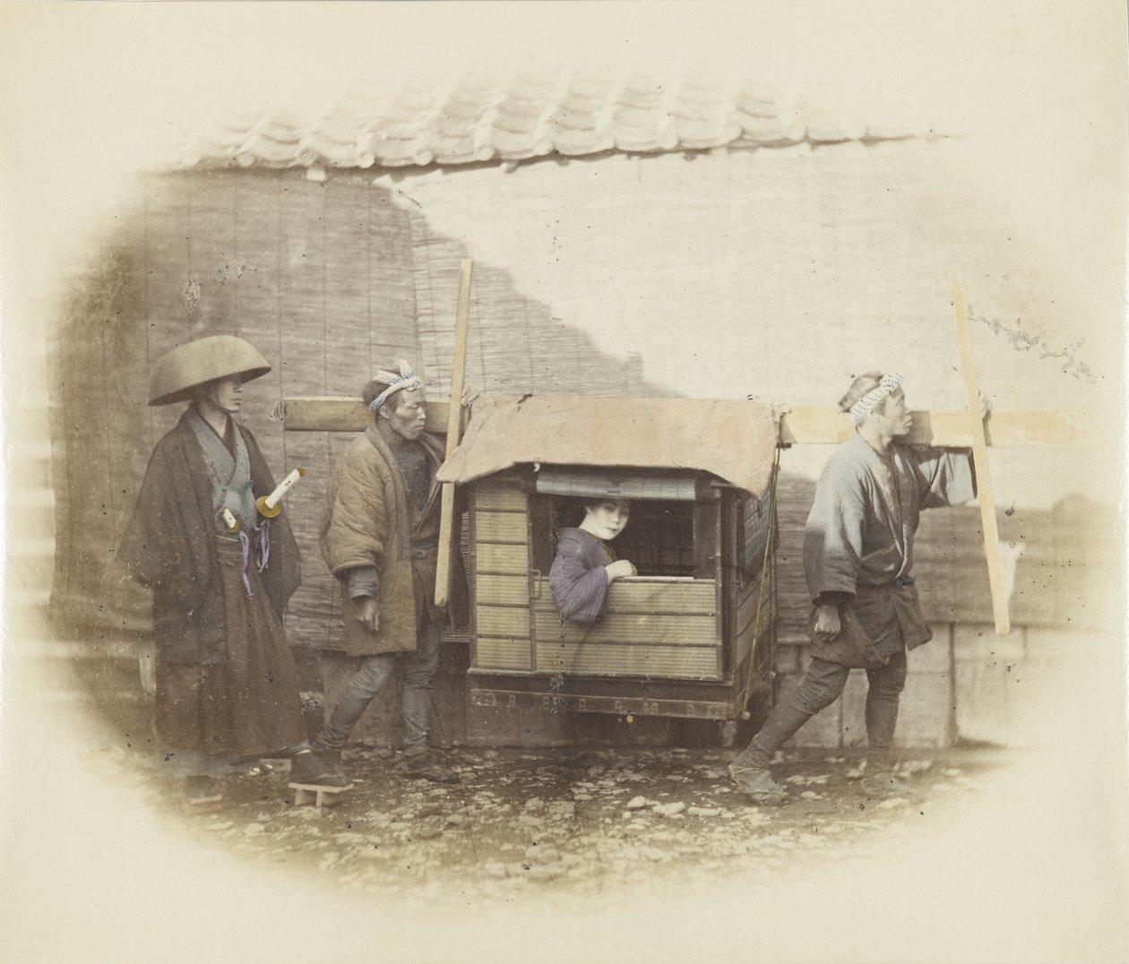 Nainen kantoi norimonossa (käsinvärinen mustavalkokuva) tekijältä Japanese Photographer