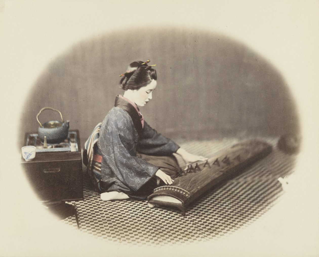 Nainen leikkimässä kotoa (käsinvärinen mustavalkokuva) tekijältä Japanese Photographer
