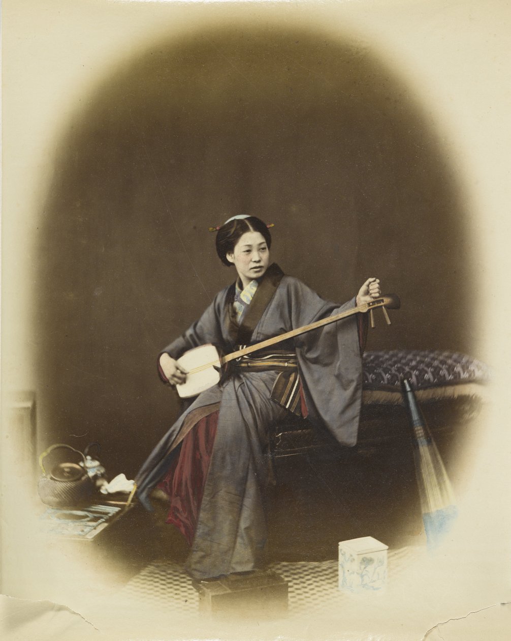 Nainen leikkimässä shamisenia (käsinvärinen mustavalkokuva) tekijältä Japanese Photographer