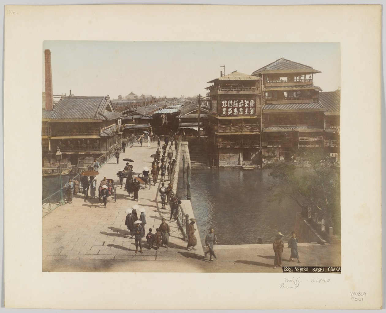 Yebisu Bashi, Osaka, Japani, n. 1890 (käsinvärinen mustavalkokuva) tekijältä Japanese Photographer