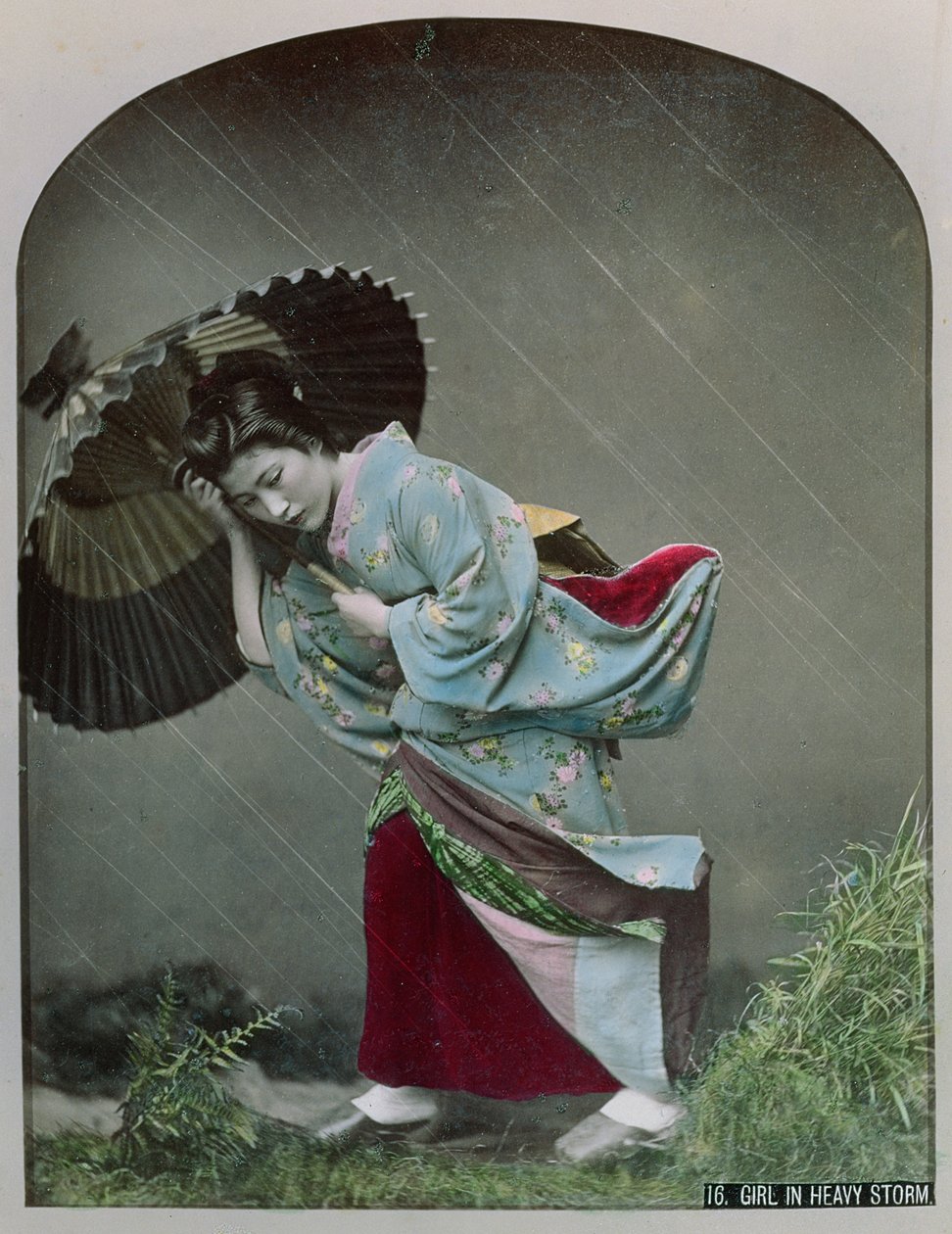Nuori japanilainen tyttö sateessa, n. 1900 (käsin väritetty kuva) tekijältä Japanese Photographer