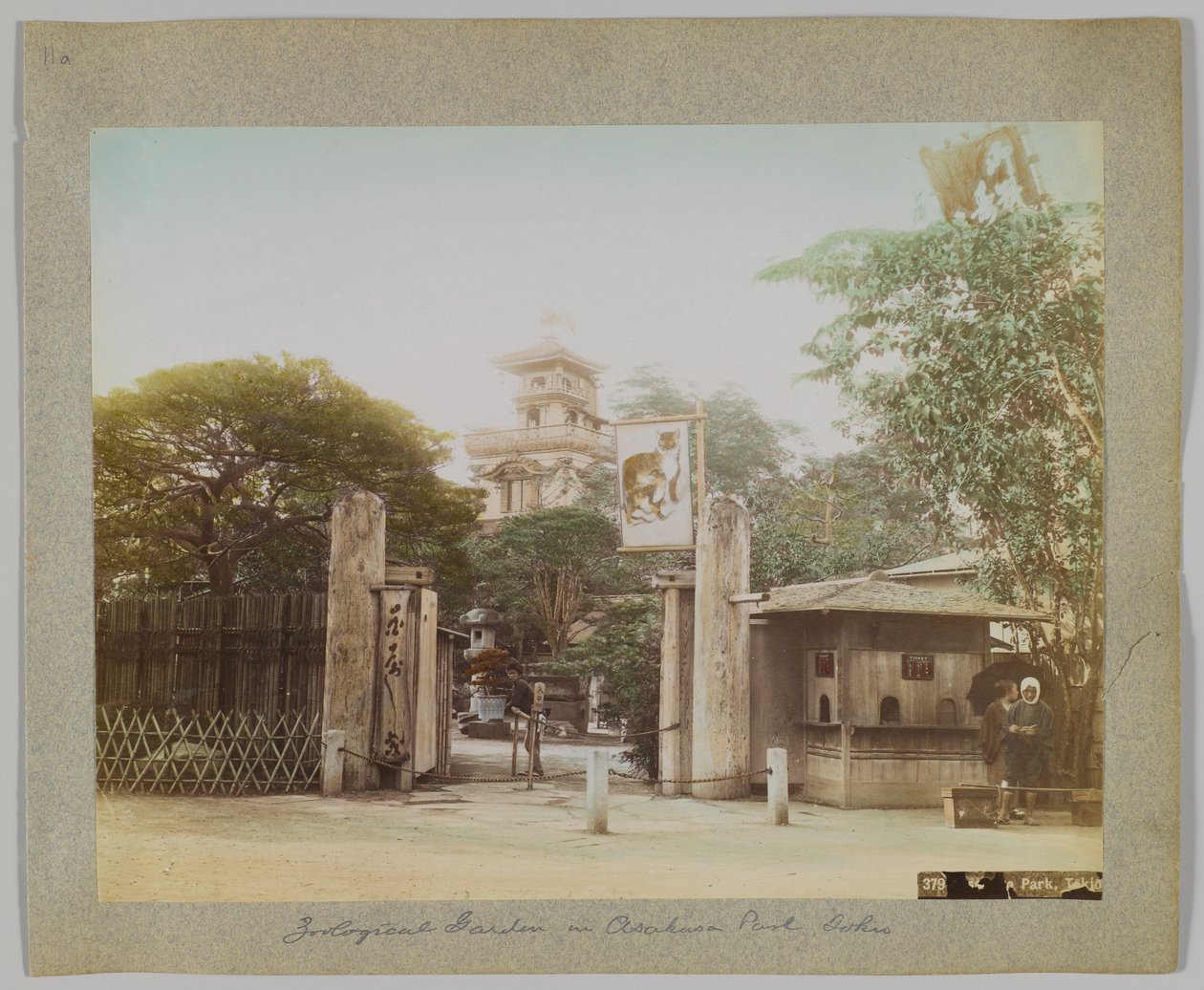 Eläintarha Asakusa Parkissa, Tokiossa, Japanissa (käsinvärinen mustavalkokuva) tekijältä Japanese Photographer