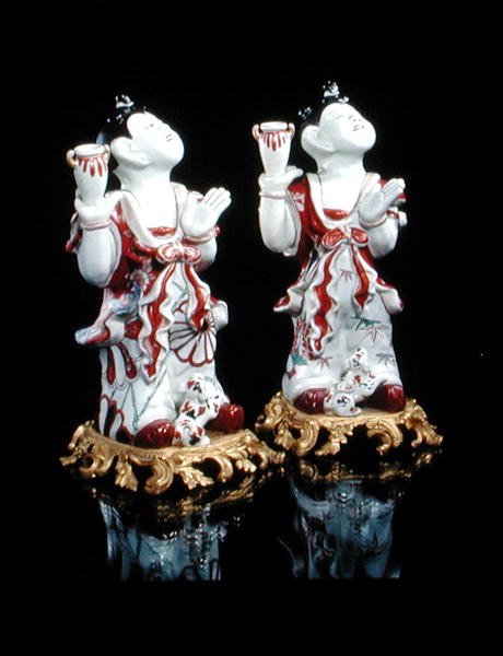 Pari kiinalaisten poikien (karako) imari-figuuria eurooppalaisille ormolujalustoille, n. 1700 (posliini ja ormolu) tekijältä Japanese School