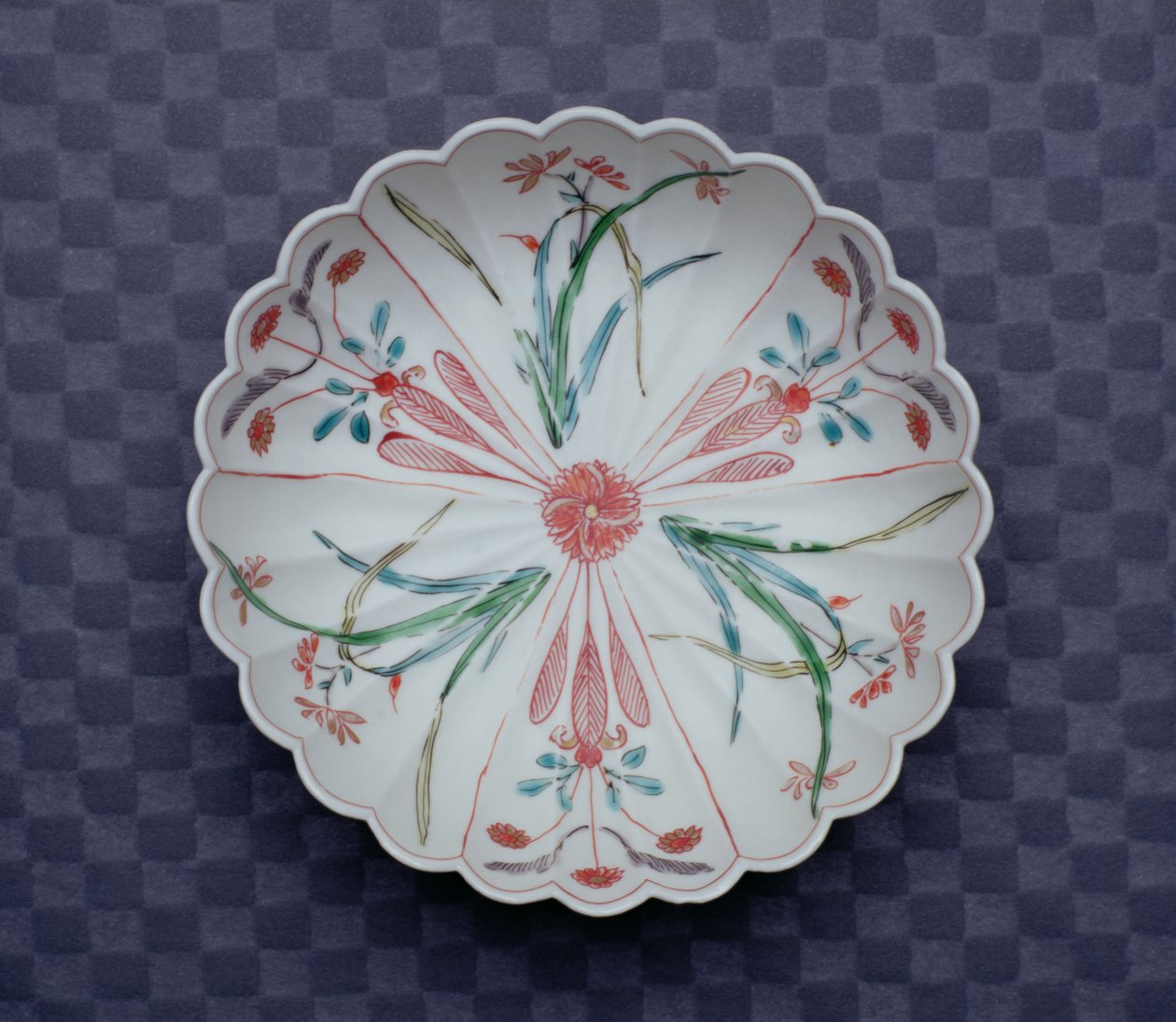 Arita Chrysanthemum -muotoinen kulho, 1600-luvun loppu (emaloitu posliini) tekijältä Japanese School