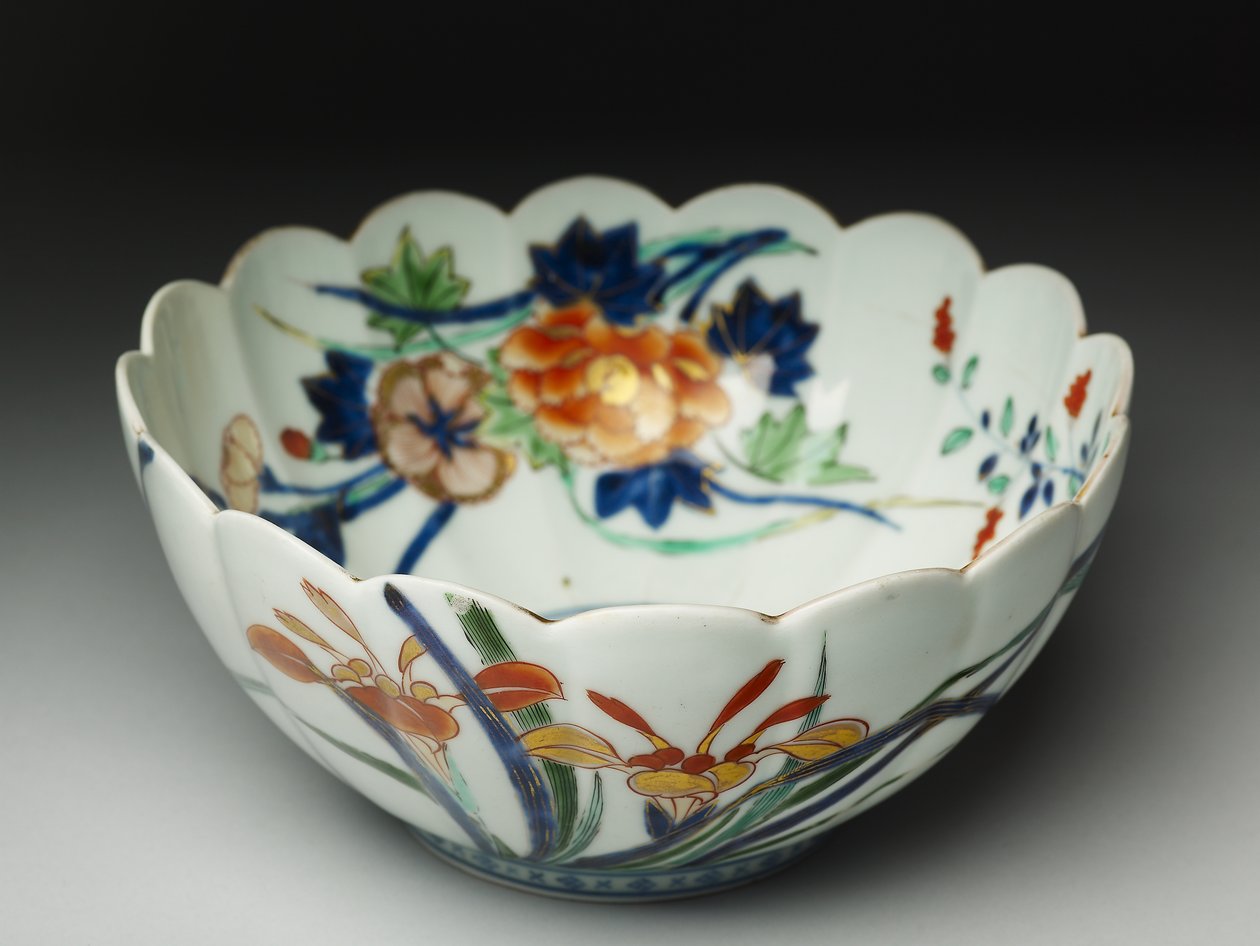 Kulho, jossa uurretut sivut ja uurrettu reuna, ko-Imari-tavaraa, n. 1770-20 (keramiikka sinisellä pohja- ja päällimmäisellä emalilla) tekijältä Japanese School