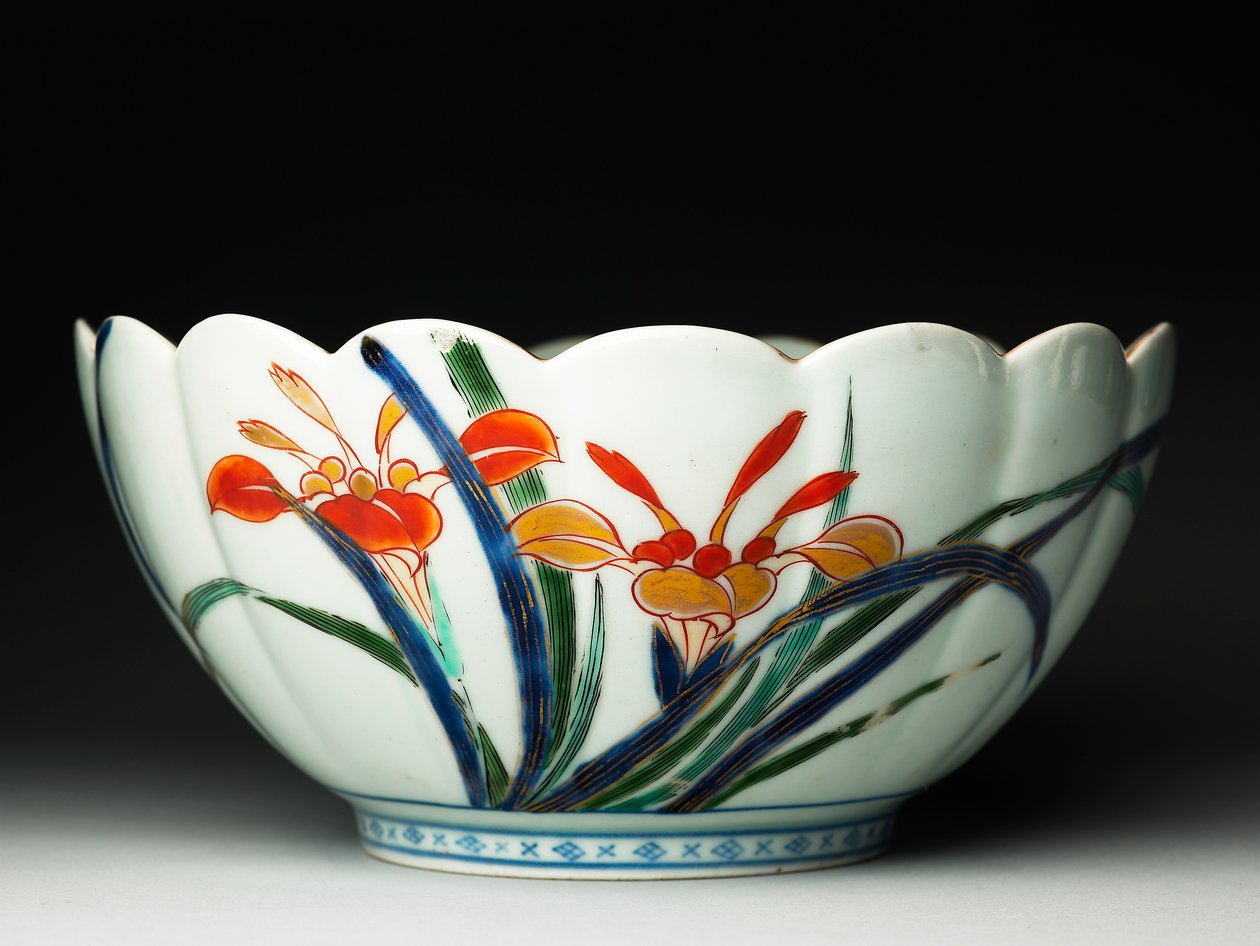 Kulho uurretuilla sivuilla ja uurretulla reunalla, ko-Imari-tavaraa, n.1770-20 (keramiikka sinisellä pohja- ja päällimmäisellä emalilla) (katso myös 117721) tekijältä Japanese School