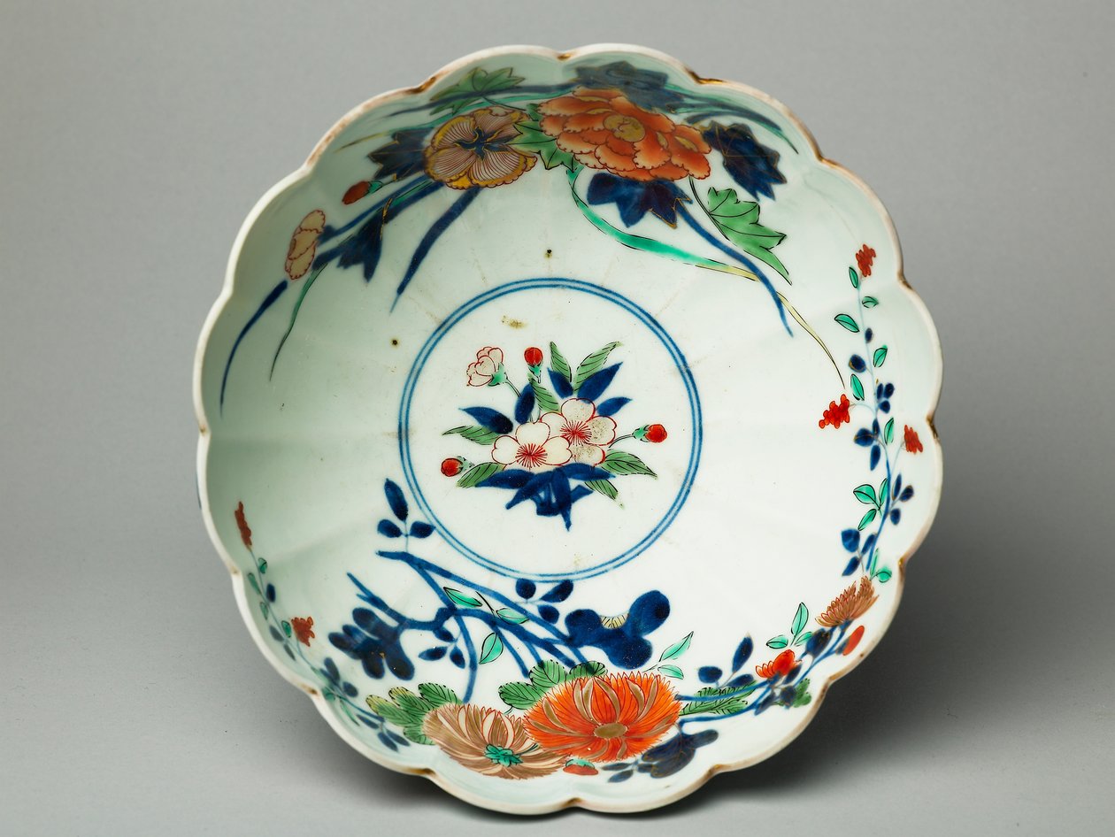 Kulho uurretuilla sivuilla ja uurretulla reunalla, ko-Imari-tavaraa, n.1770-20 (keramiikka sinisellä pohja- ja päällimmäisellä emalilla) (katso myös 117721) tekijältä Japanese School