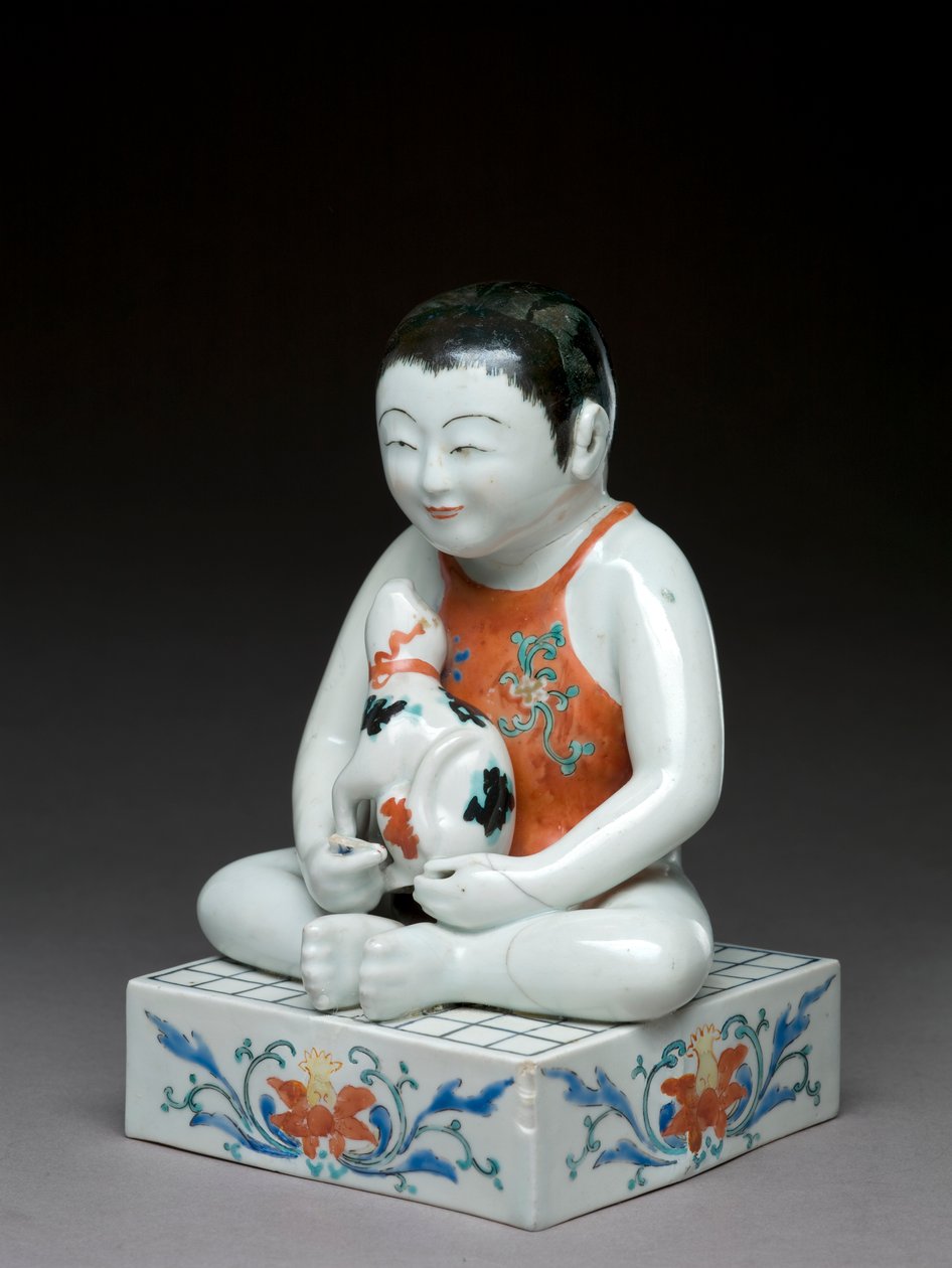 Poika koiran kanssa istumassa neliömäisellä shogi-pöydällä, Kakiemoniin liittyvää tavaraa, japanilainen, 1680-1700 (keramiikka sinisellä aluslasilla) tekijältä Japanese School