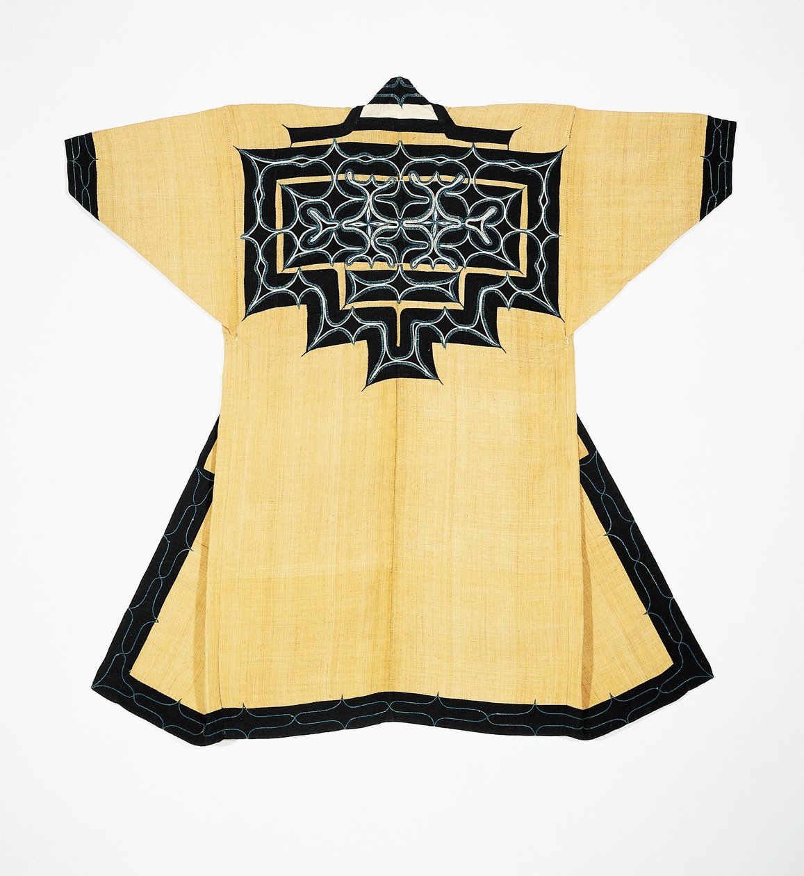 Ainu-väestön juhlavaate (attush) perinteisillä ainu-aiheilla, ketjupistokirjonta, jalavankuorta, villaa ja puuvillaa tekijältä Japanese School