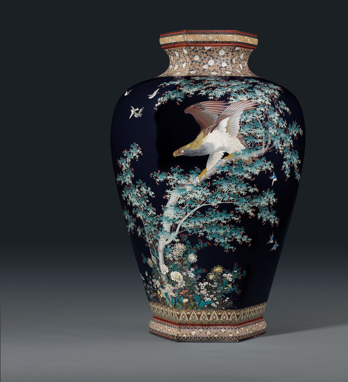 Cloisonne-maljakko, Hayashi Chuzon työpajan merkki, Meiji-kausi, 1800-luvun loppu tekijältä Japanese School