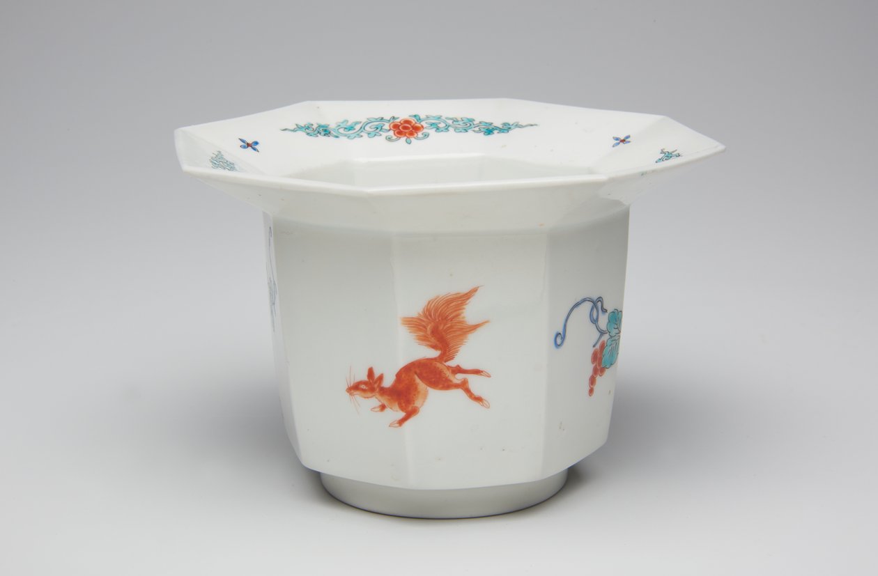 Kuppi, 1600-luvun loppu - 1700-luvun alku (Kakiemon, posliini, jossa on overglaze emali) tekijältä Japanese School