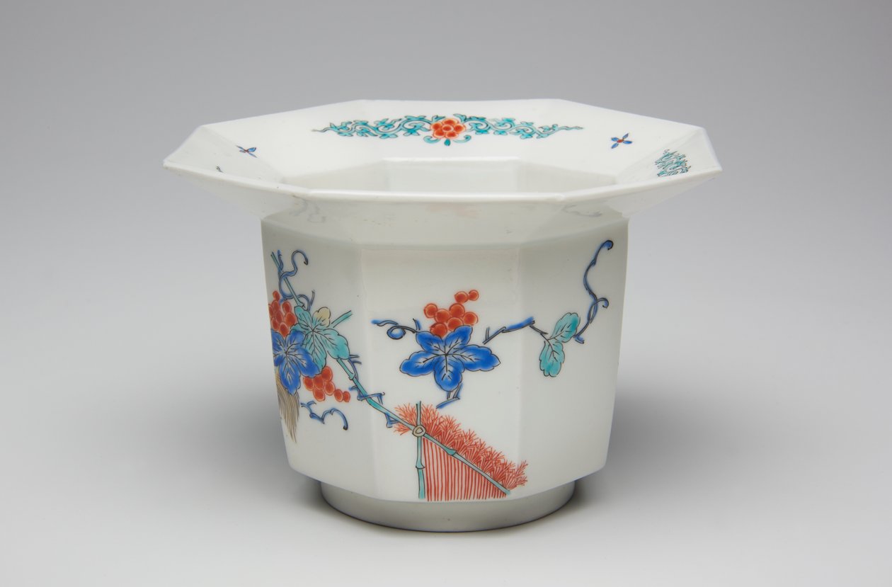 Kuppi, 1600-luvun loppu - 1700-luvun alku (Kakiemon, posliini, jossa on overglaze emali) tekijältä Japanese School