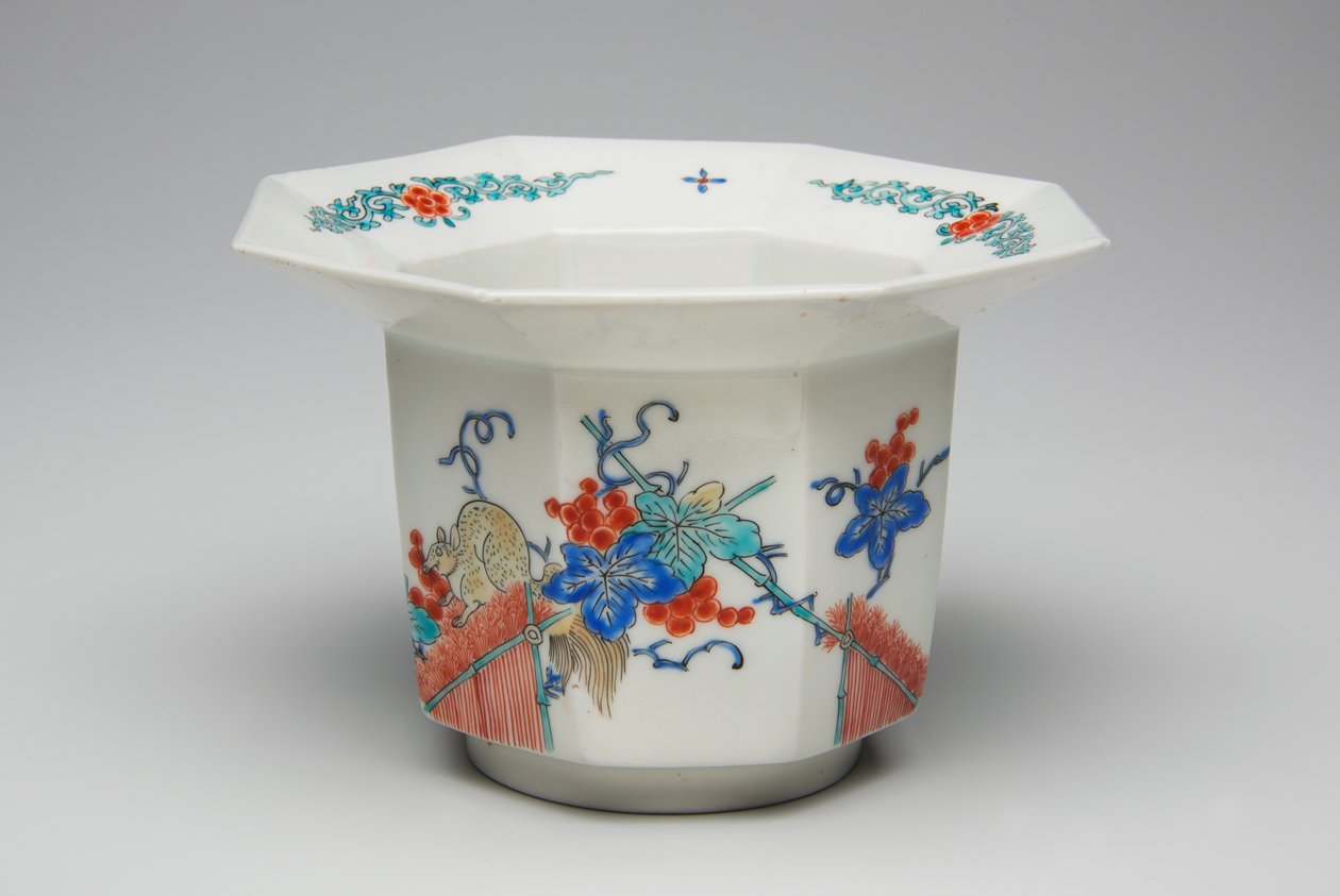 Kuppi, 1600-luvun loppu - 1700-luvun alku (Kakiemon, posliinia, jossa overglaze emali) tekijältä Japanese School