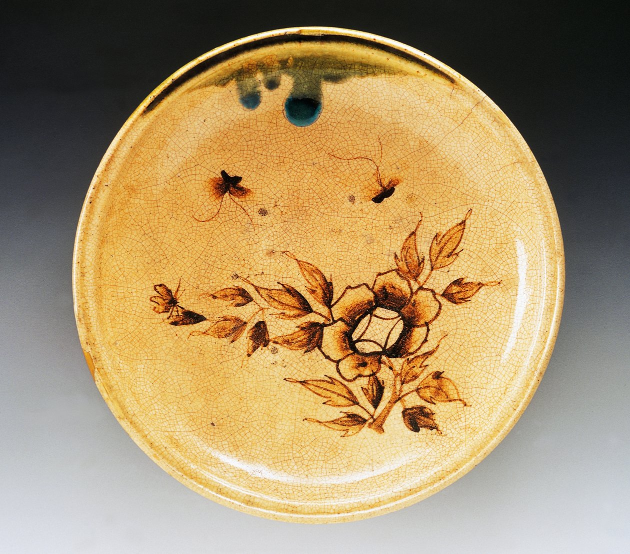 Koristeltu emalikivitavaratarjotin koristeltu kahdella perhosella ja pionilla, 1700-luvun loppu-1800-luvun alku, Seto valmistus, halkaisija 34 cm, Japanilainen sivilisaatio, Edo-kausi tekijältä Japanese School