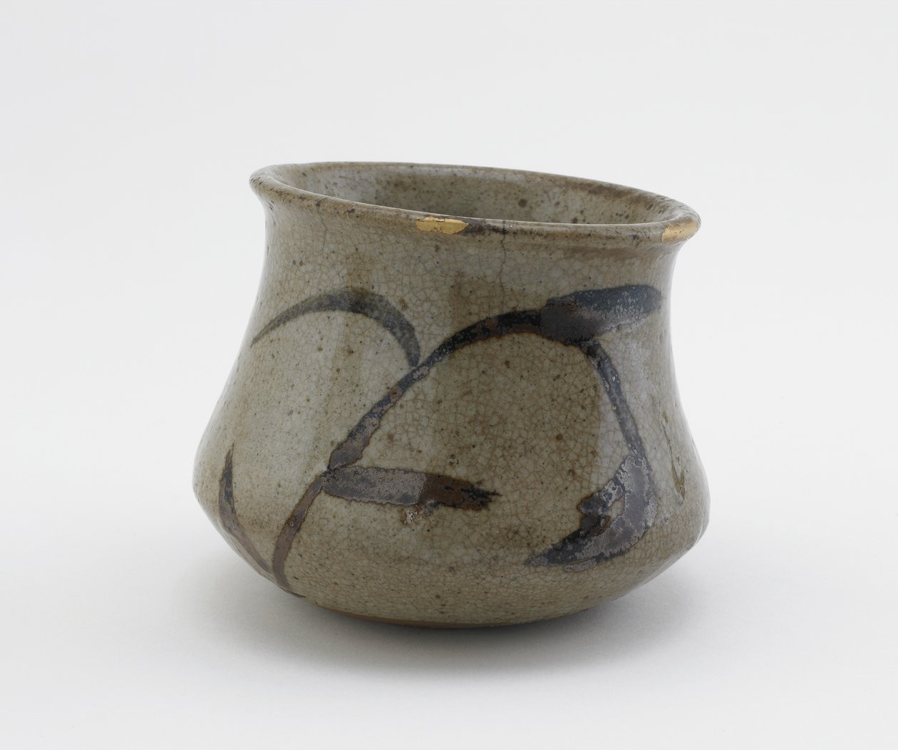 Yksilöllinen tarjoilukulho leveällä pohjalla ja levenevällä huulilla, Sagan prefektuuri, Edo-kausi, 1600-1800-luku (keraaminen) tekijältä Japanese School