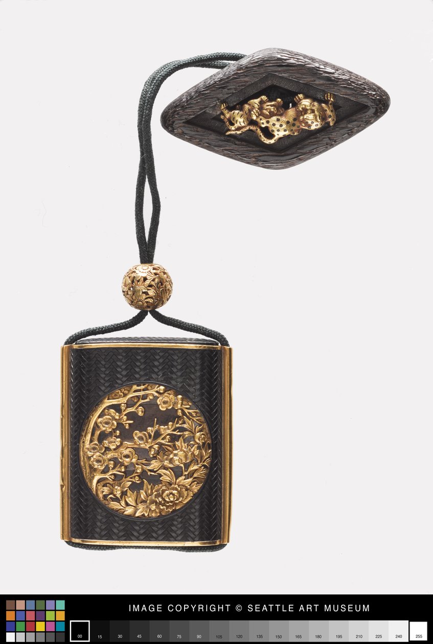 Inro kukkakuvioilla, ojime ja netsuke, 1700-1800-luvun alku (pronssi, hopea, puu, kulta ja norsunluu) tekijältä Japanese School