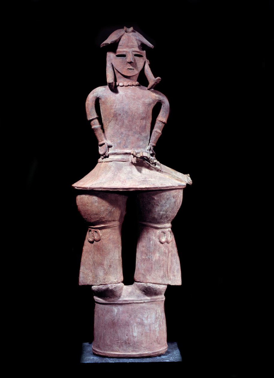 Japanilainen taide: haniwa (hautajaispatsas) soturista, jolla on kypärä, seisoo terrakottassa. Aurinko. 1,12 m Epoque Kofun (350-550 jKr) Pariisi, Musee Guimet, Musee national des Arts Asians. tekijältä Japanese School