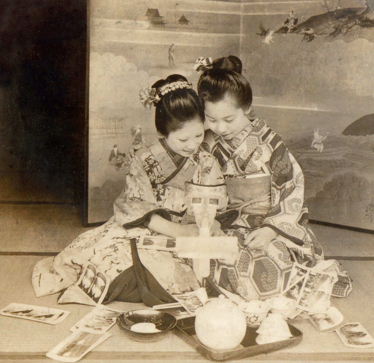 Japanilaiset tytöt käyttävät stereoskooppikatselijaa stereokorteilla, 1899 tekijältä Japanese School