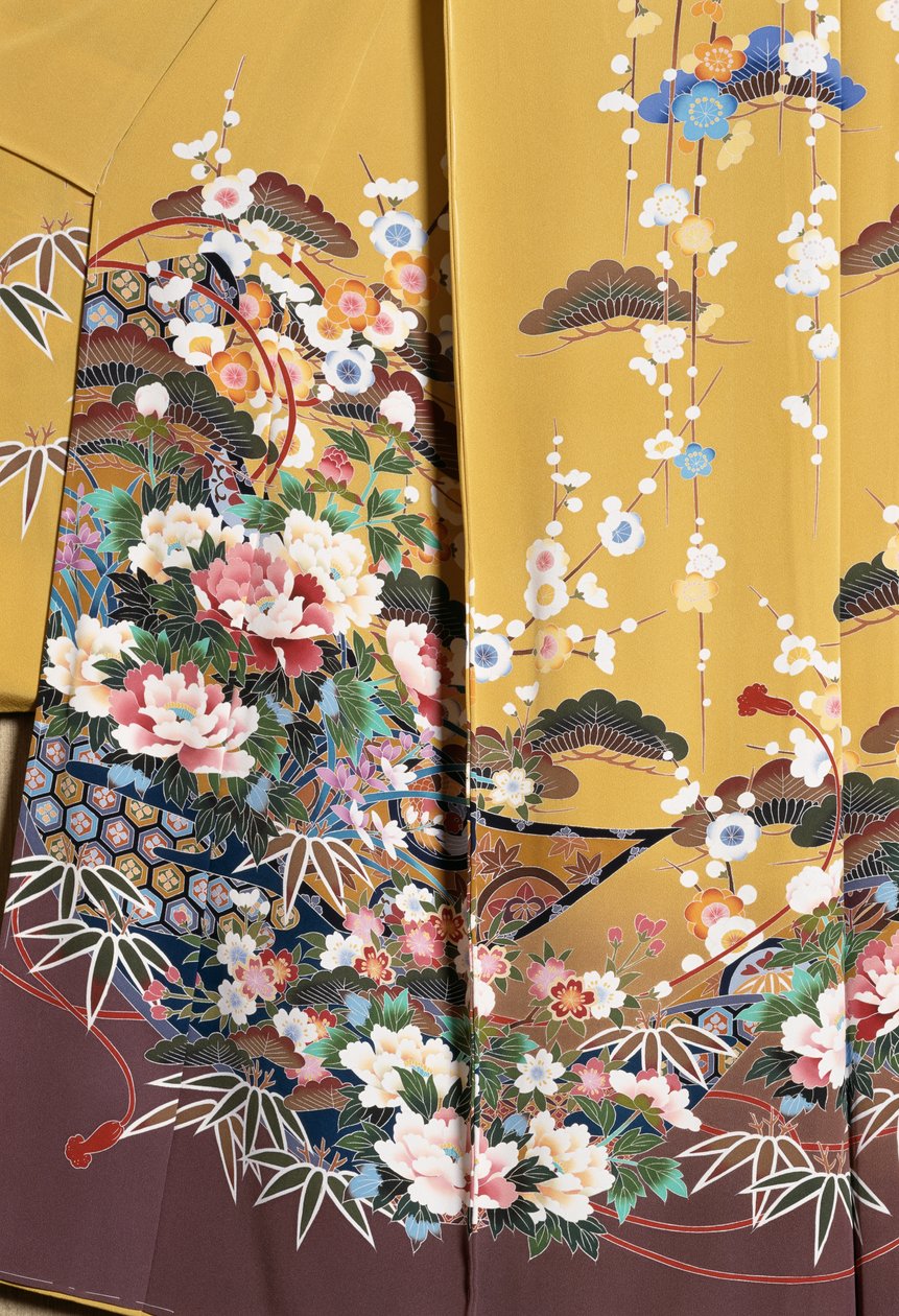 Kimono Furisode (keiluvat hihat), joita nuoret naimattomat naiset käyttävät tyylikkäissä tilaisuuksissa ja Maiko (opettajageisha), sileä silkki, kukkakuvioita, kelluvia nauhoja, Kaga-Yuzen-värjäys, Tokamachin kutomakoneet, japanilainen sivilisaatio, 1900-l tekijältä Japanese School
