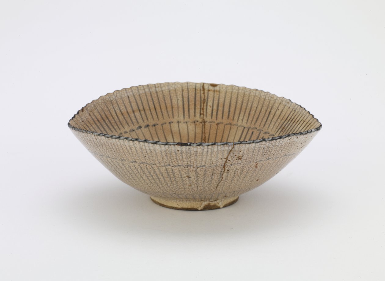 Kioto-astiat yksittäiset Sarahatun muotoinen tarjoilukulho, merkintä "Kiyomizu", Yksilöllinen tarjoilukulho (mukozuke), 1600-luvun loppu (kivitavara rautapigmentillä läpikuultavan valkoisen lasitteen alla, kultalakkakorjaukset) tekijältä Japanese School